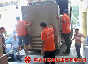 設(shè)備搬運(yùn)上車(chē)現(xiàn)場(chǎng)